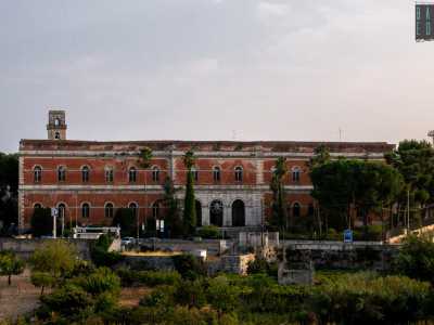 Il fabbricato, dalle pareti rossastre, � diviso in due ordini sovrapposti. Quello inferiore conserva un�apertura centrale a tre archi sorretti da robusti pilastri...